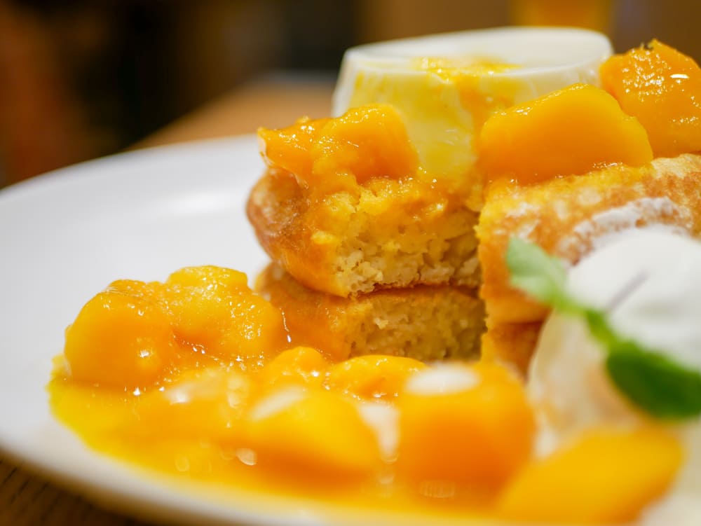 マンゴーとクリーミー杏仁豆腐のパンケーキ